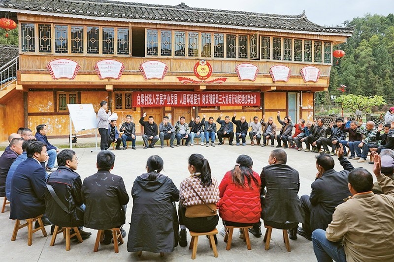圖為2023年4月6日，貴州省黔東南苗族侗族自治州施秉縣白垛鄉(xiāng)白垛村村民在討論產(chǎn)業(yè)發(fā)展、人居環(huán)境提升、鄉(xiāng)村文明建設相關事宜。 人民圖片 磨桂賓/攝