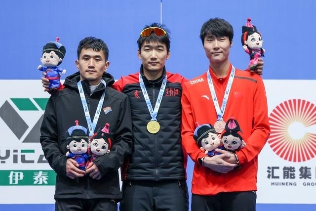 1月12日，“十四冬”速度滑冰（公開組）男子500米比賽，冠軍黑龍江隊(duì)選手高亭宇（中）、亞軍遼寧隊(duì)選手楊濤（左）、季軍河北隊(duì)選手李添龍?jiān)陬C獎儀式上合影。新華社記者 王楷焱 攝