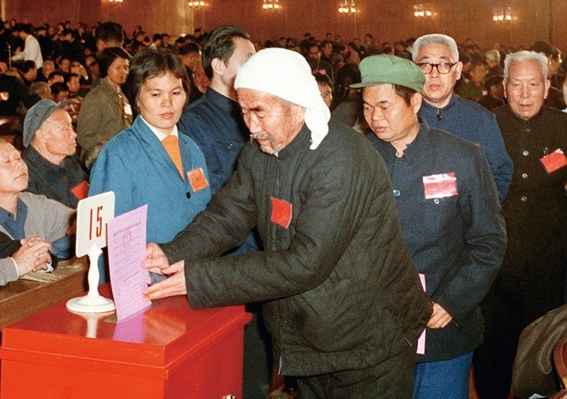 我國現(xiàn)行憲法于1982年12月4日由第五屆全國人大第五次會議通過并公布施行。根據(jù)改革開放和社會主義現(xiàn)代化建設的實踐和發(fā)展，全國人大于1988年、1993年、1999年、2004年、2018年先后5次作出必要的、也是十分重要的修正。圖為出席第五屆全國人民代表大會第五次會議的代表投票表決《中華人民共和國憲法》（資料照片）。 新華社發(fā)