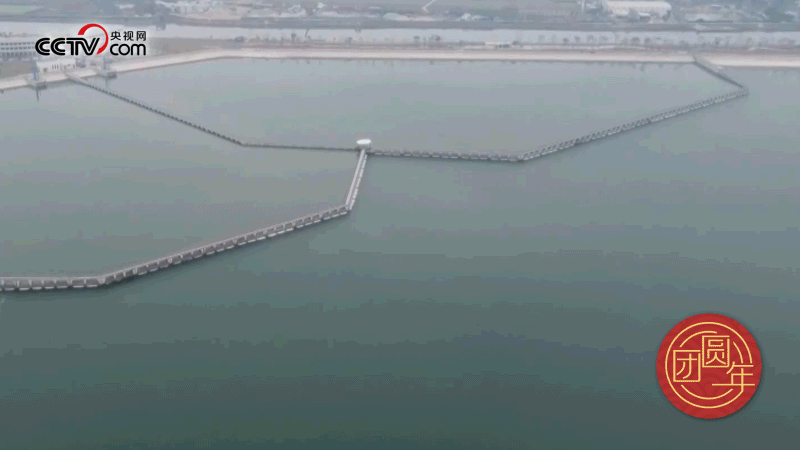 △西江潛地行，潤(rùn)澤大灣區(qū)。珠江三角洲水資源配置工程西起廣東佛山順德西江干流鯉魚洲，穿越獅子洋，東至深圳公明水庫，是世界上流量最大的長(zhǎng)距離有壓調(diào)水工程。