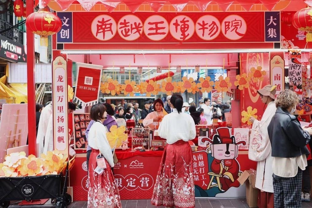 在西湖花市的南越王博物院攤位，文創(chuàng)與花市的跨界融合吸引了不少市民游客駐足。（南越王博物院供圖）