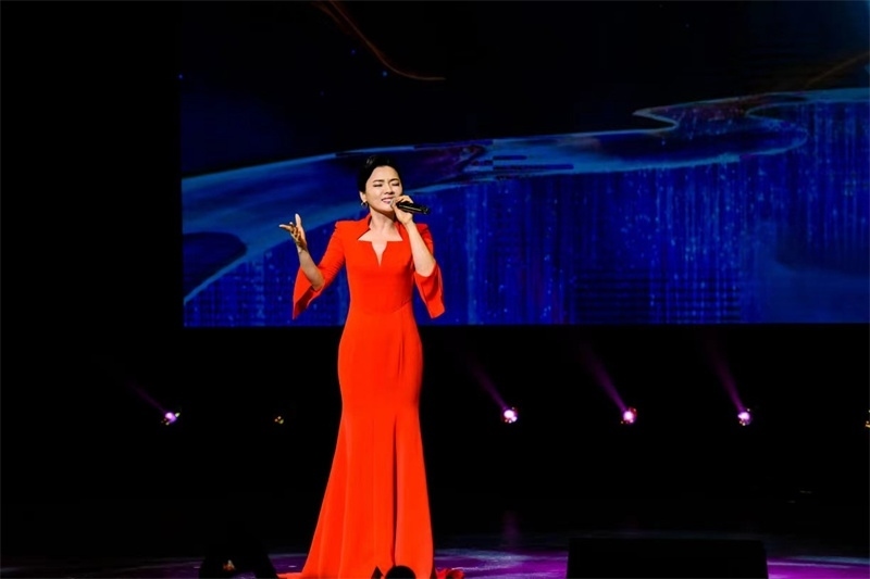 女高音歌唱家陳思思演唱《但愿人長久》。趙 靖攝