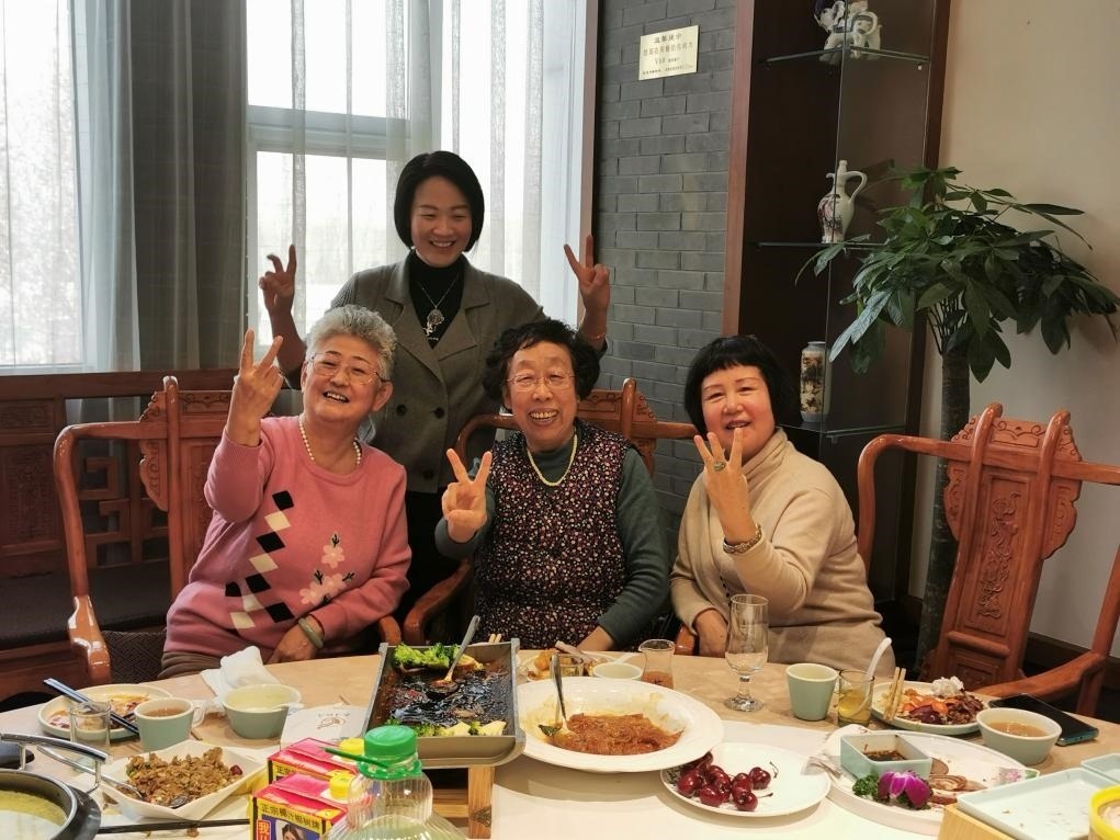 吳釗（前排左一）和鄰居一起在天津過年。（采訪對象供圖）