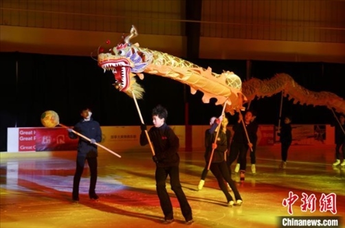 當(dāng)?shù)貢r(shí)間2月17日晚，作為農(nóng)歷甲辰龍年“歡樂(lè)春節(jié)”系列活動(dòng)之一，別具特色的青少年冰上春晚在加拿大多倫多舉行。圖為青少年表演冰上舞龍。 中新社記者 余瑞冬 攝