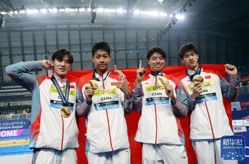 2月11日，2024年多哈游泳世錦賽男子4×100米自由泳接力決賽，中國(guó)隊(duì)選手王浩宇、張展碩、季新杰和潘展樂(lè)（從左到右）在頒獎(jiǎng)儀式后合影慶祝。新華社記者 雒圓 攝