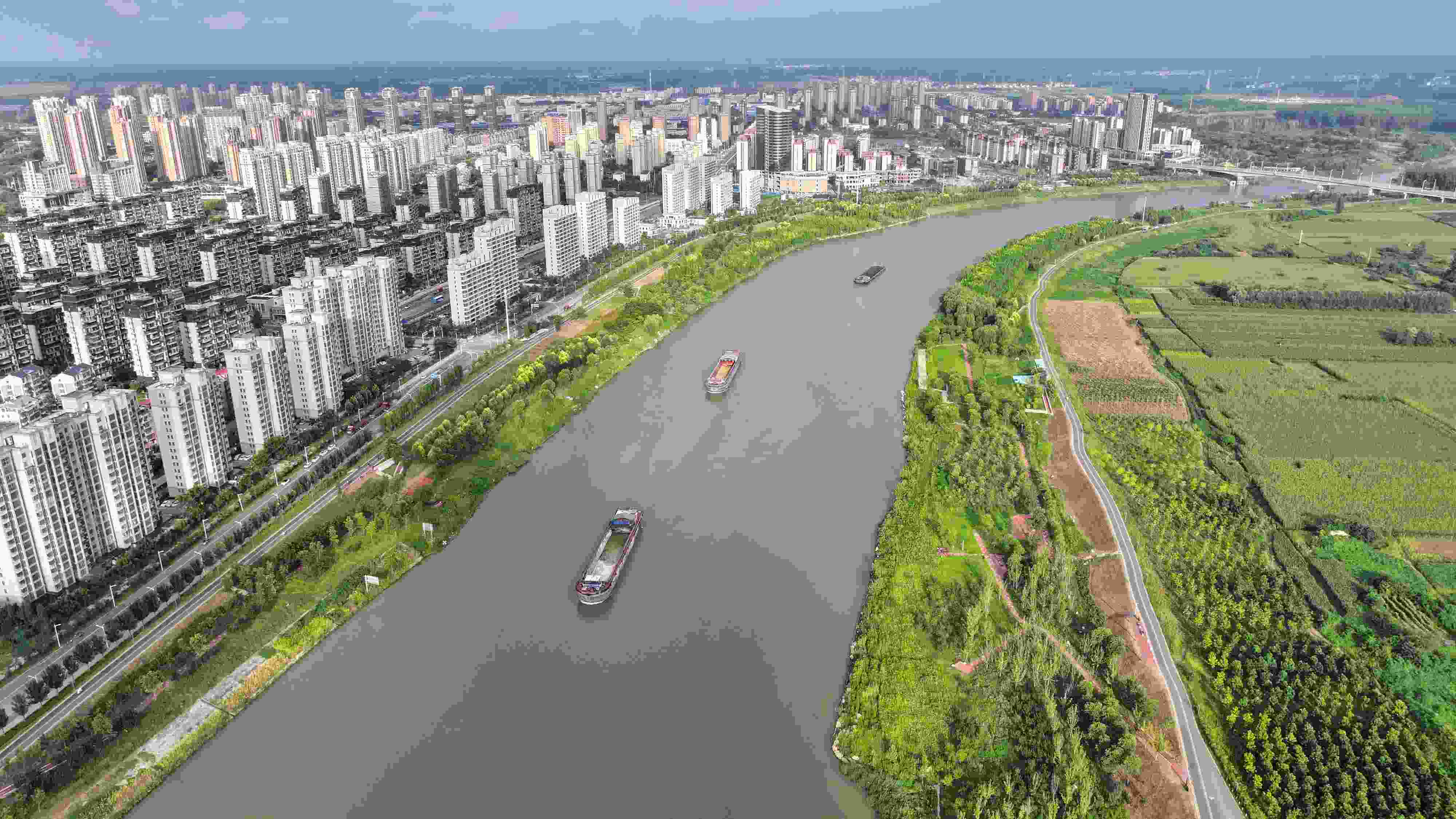 △ 2023年8月21日，安徽阜陽，初秋時節(jié)，界首城市建設(shè)與沙潁河水系、橋梁和綠植相映襯，構(gòu)成一幅生態(tài)宜居的美麗畫卷。