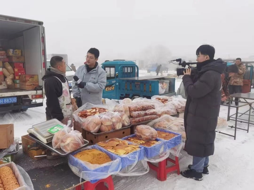 △ 2024年1月1日，在中央廣播電視總臺(tái)中央電視臺(tái)《新年新愿》報(bào)道中，遼寧營(yíng)口鲅魚圈區(qū)大集賣餅干的小哥憨態(tài)可掬的表情、生機(jī)勃勃的臉龐、充滿煙火氣的新年愿望，讓他火爆出圈。