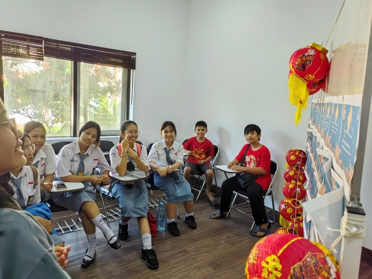 學(xué)生們踴躍參與猜燈謎活動。巴陵康孔子學(xué)院供圖