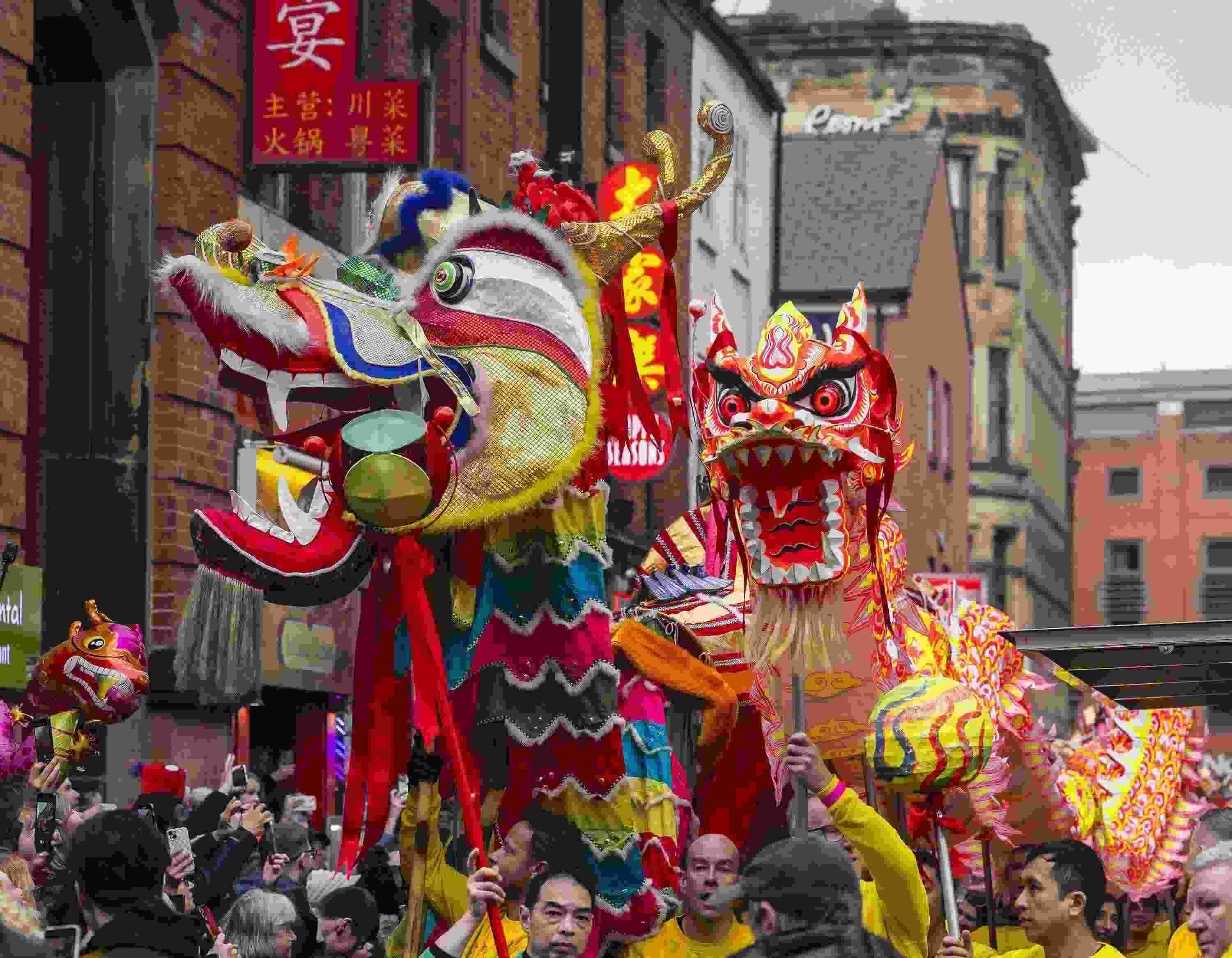 △ 當(dāng)?shù)貢r(shí)間2024年2月11日，英國曼徹斯特，表演者進(jìn)入中國城，參加中國農(nóng)歷龍年春節(jié)的慶祝活動(dòng)。