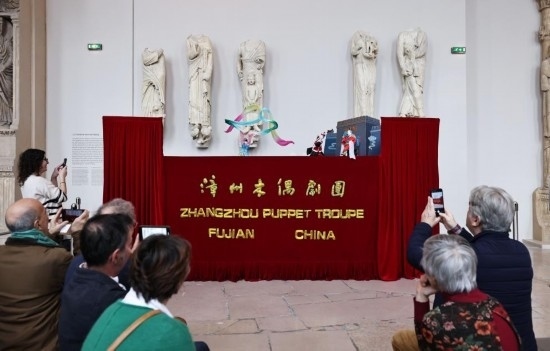 2月10日，在位于法國巴黎埃菲爾鐵塔附近的“建筑與遺產(chǎn)之城”博物館，觀眾欣賞漳州布袋木偶戲。新華社記者高靜攝
