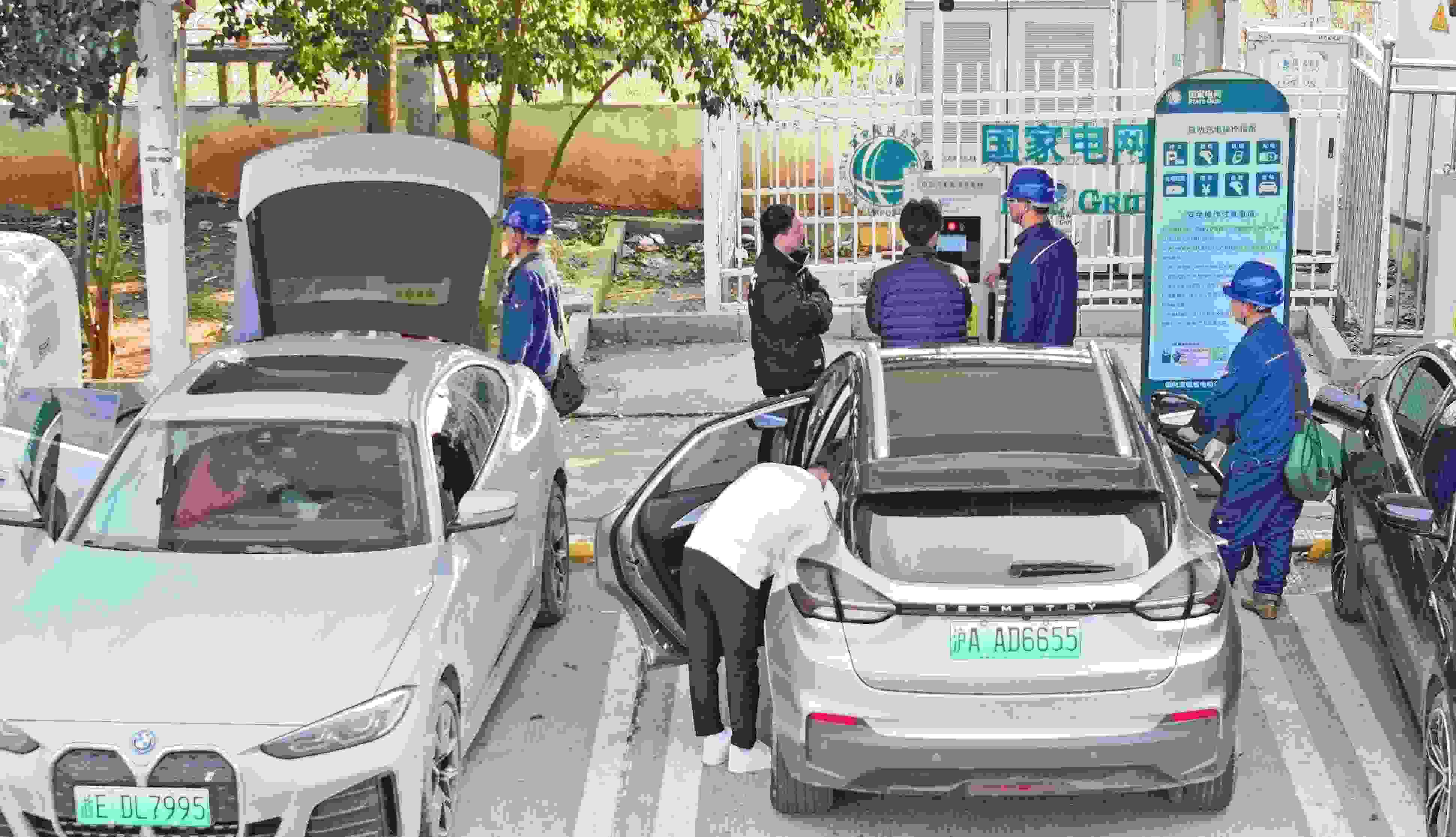 △ 2024年2月17日，安徽滁州來安縣大英鎮(zhèn)境內(nèi)的G36寧洛高速曹莊服務(wù)區(qū)，滁州市供電公司工作人員協(xié)助電動(dòng)汽車車主高效解決充電中遇到的問題。