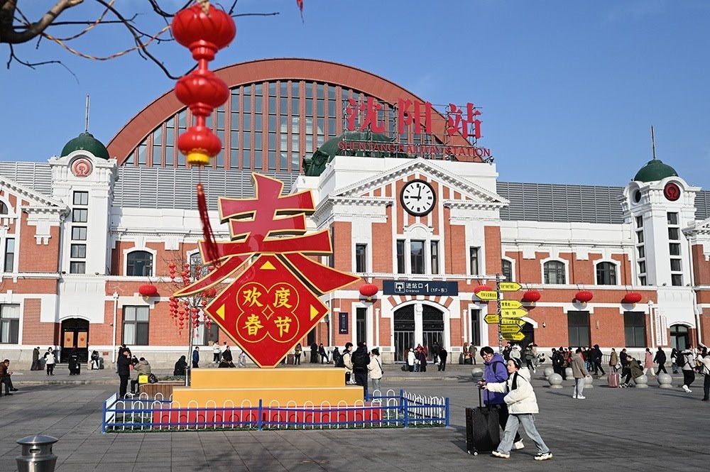 △ 2024年2月17日，沈陽(yáng)站，人們拉著大大小小的行李箱，踏上了龍年新征程。