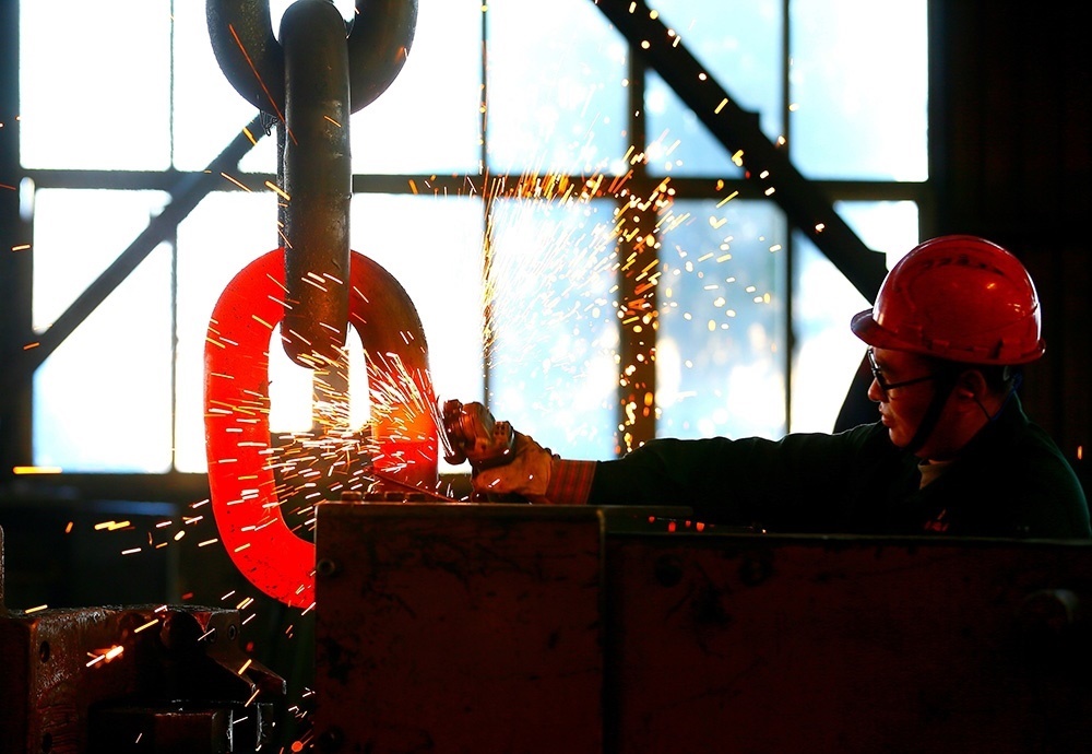 △ 2024年2月17日，青島市，即墨區(qū)靈山街道一家錨鏈企業(yè)，工人正在忙碌。