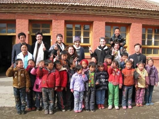 2008年，歐君廷帶領(lǐng)美國(guó)大學(xué)生到甘肅一所村辦小學(xué)訪問(wèn)教課