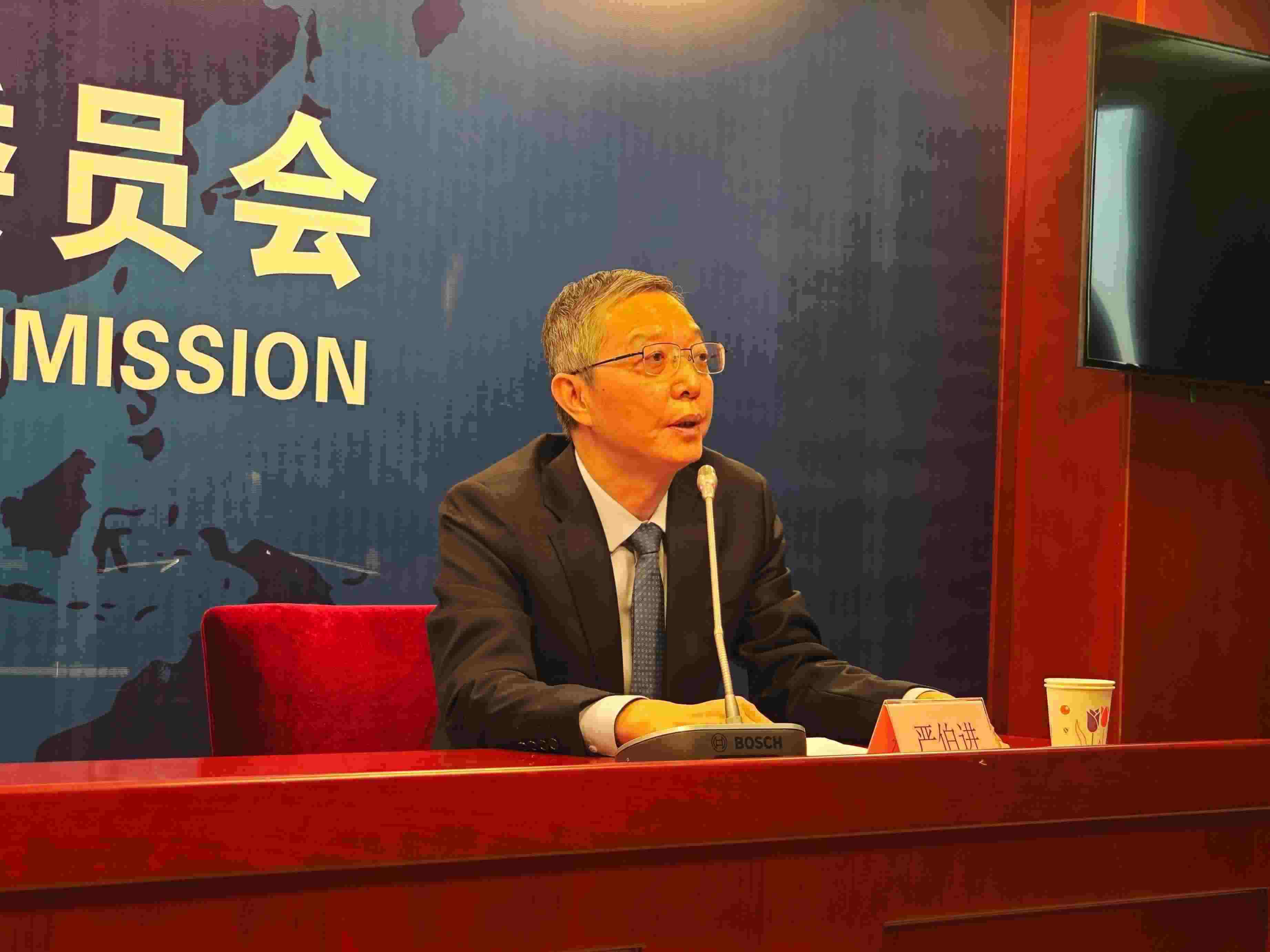 2月23日，嚴(yán)伯進(jìn)在證監(jiān)會(huì)例行新聞發(fā)布會(huì)現(xiàn)場(chǎng)。 人民網(wǎng) 黃盛 攝