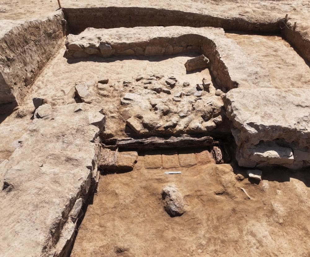 這是都蘭熱水墓群北一區(qū)M37號（“羊圈墓”）祭祀建筑的木質(zhì)門構(gòu)。