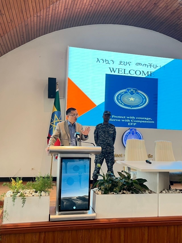 圖為駐埃塞使館首席館員申欽民公參致辭。亞的斯亞貝巴大學孔子學院供圖