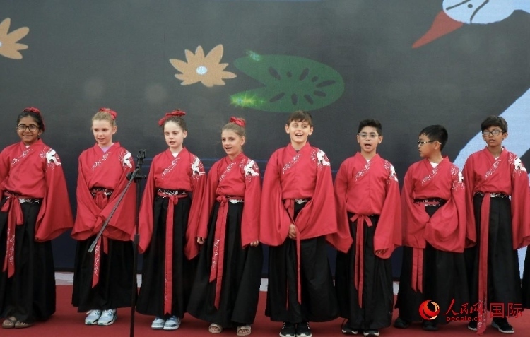 來自世界各地的小朋友一同誦讀中國古詩。人民網(wǎng) 滕婧含攝