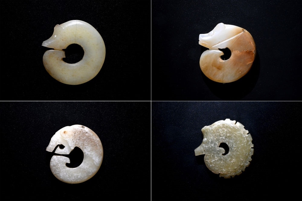 這是在殷墟博物館新館內(nèi)展出的龍形玉玦（拼版照片，1月9日攝）