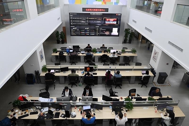 2023年12月12日，中國－東盟信息港股份有限公司員工在工作中。