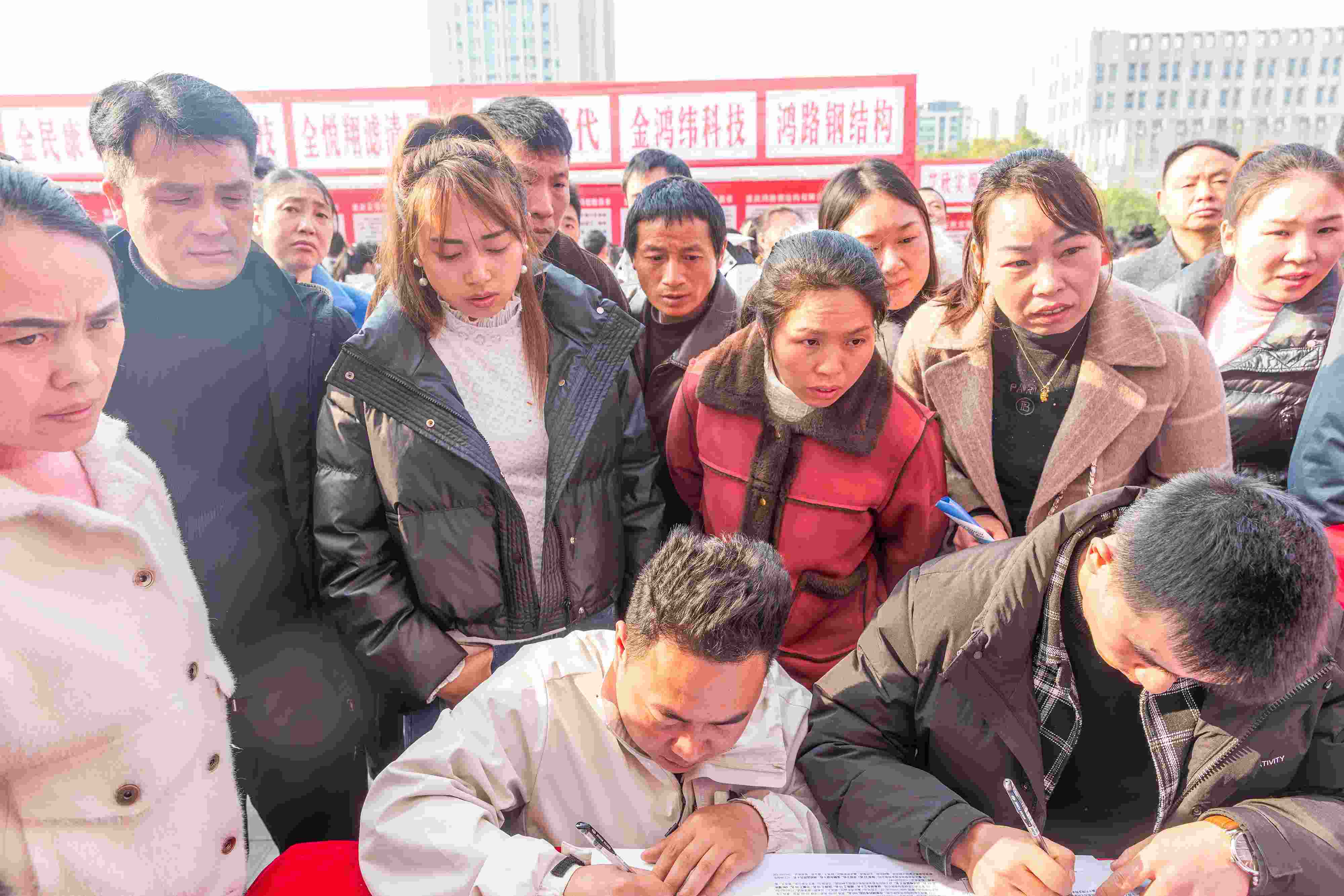 △ 2024年2月19日，重慶市南川區(qū)舉辦2024“春風(fēng)行動”招聘會，為企業(yè)和求職者牽線搭橋，助力務(wù)工人員返崗就業(yè)、企業(yè)復(fù)產(chǎn)復(fù)工。