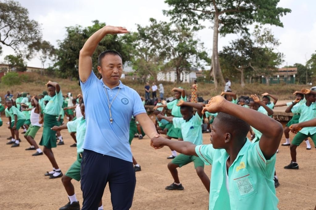 2月20日，在塞拉利昂首都弗里敦，來自塞拉利昂大學孔子學院的武術(shù)教師劉偉在為當?shù)貙W生上武術(shù)課。