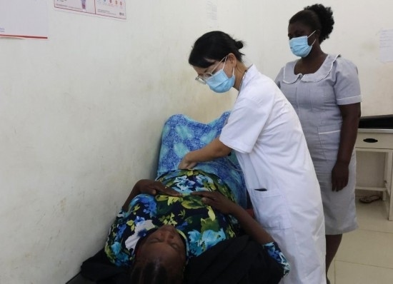 2023年2月27日，在塞拉利昂首都弗里敦，一名中國醫(yī)療隊的醫(yī)生正在為患者檢查身體。