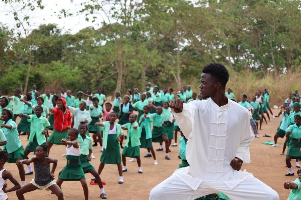 2月20日，在塞拉利昂首都弗里敦，當?shù)貙W生在上武術(shù)課。