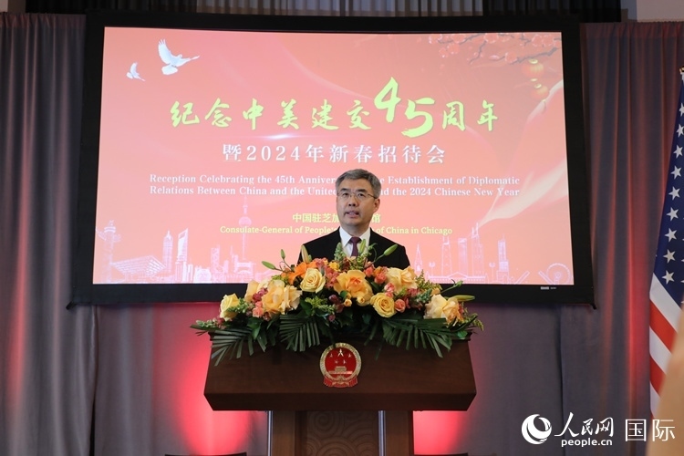 中國(guó)駐芝加哥總領(lǐng)事趙建在致辭中表示，期待2024年中美交流合作能夠龍騰虎躍，蒸蒸日上。 人民網(wǎng)記者 李志偉攝