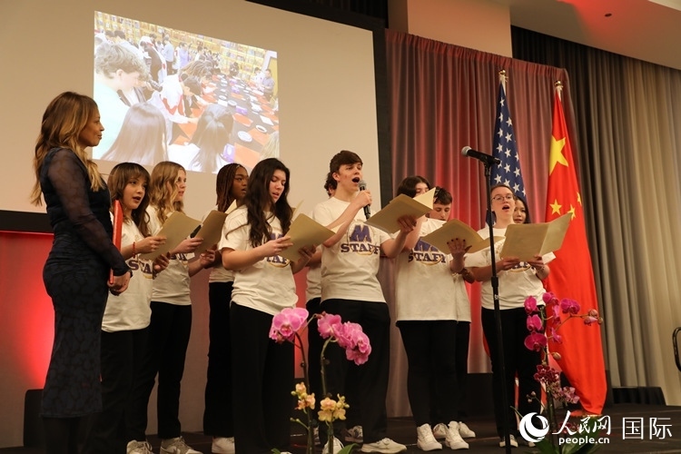 馬斯卡廷中學(xué)的學(xué)生們還深情演唱了表現(xiàn)中美兩國(guó)人民友誼的歌曲《情緣留住永恒的記憶》。 人民網(wǎng)記者 李志偉攝
