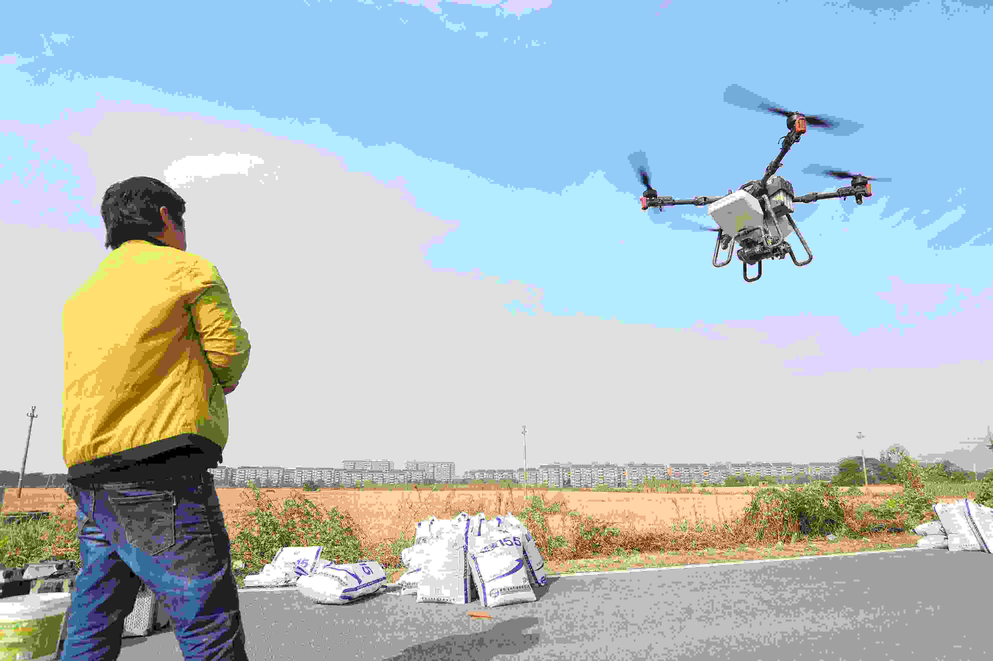 2023年11月15日，浙江嘉興，南湖區(qū)七星街道一處農(nóng)田里，農(nóng)民操縱無人機(jī)進(jìn)行冬小麥飛播。