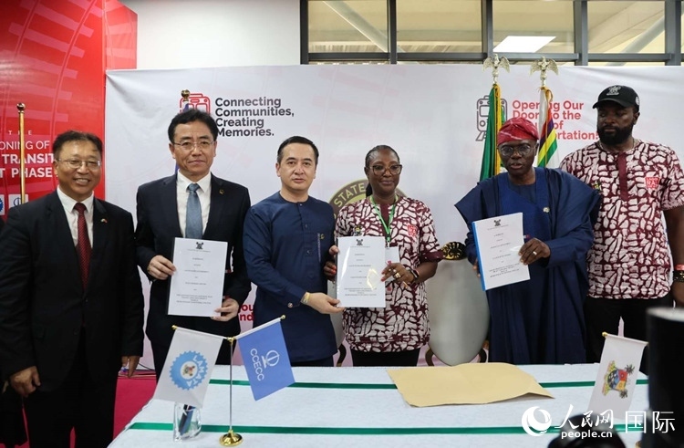 中國(guó)土木尼日利亞公司執(zhí)行董事張志臣（左三）與桑沃-奧盧（右二）分別代表雙方簽署了項(xiàng)目二期合同。閆玉娟攝