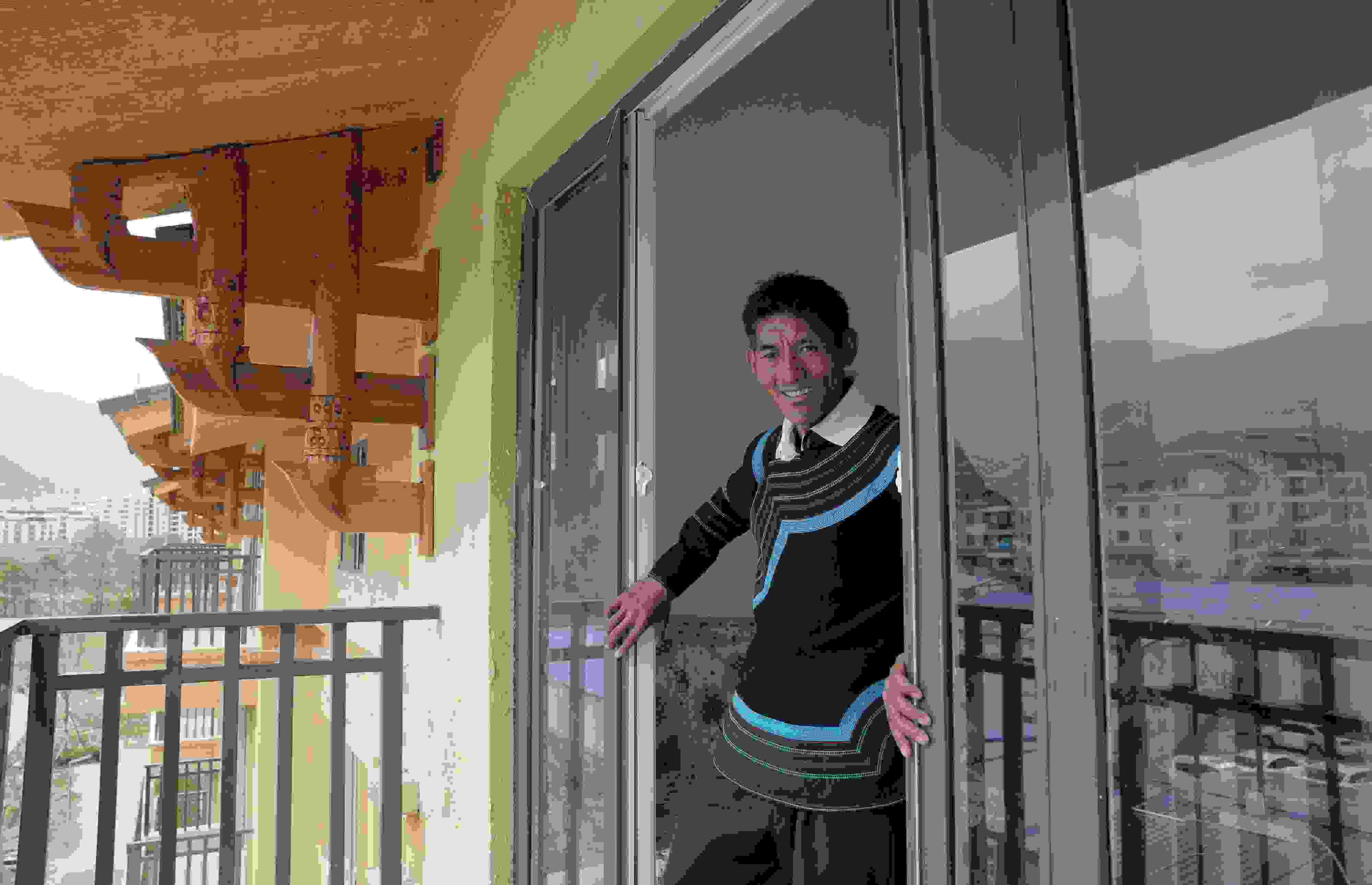 2020年5月14日，四川涼山彝族自治州昭覺縣，“懸崖村”村民某色伍哈入住新房。