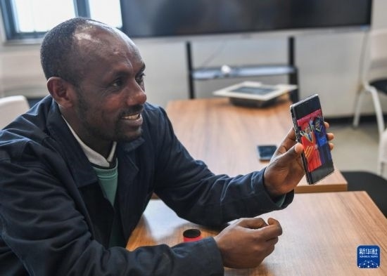 2月15日，在亞的斯亞貝巴的埃塞俄比亞聯(lián)邦職業(yè)技術(shù)培訓學院，魯班工坊當?shù)亟處熂s納斯·阿凱萊（中文名艾友涵）展示在中國學習時的照片。