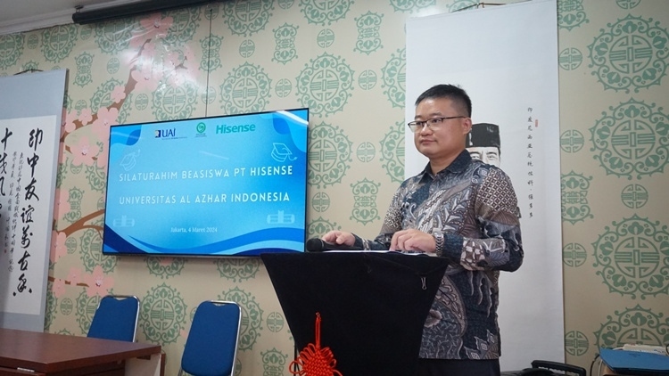 海信印尼公司總經(jīng)理李現(xiàn)委致辭。阿拉扎大學(xué)孔子學(xué)院供圖