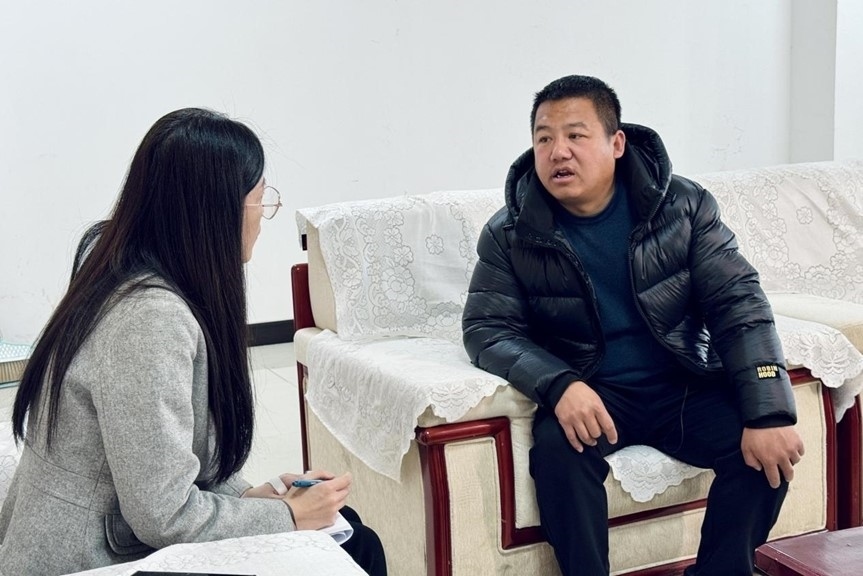 人民網(wǎng)記者采訪“在水一方”小區(qū)住戶。人民網(wǎng) 高清揚(yáng)攝