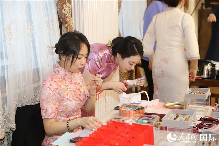 孔院教師展示剪紙。人民網(wǎng)記者 霍文攝