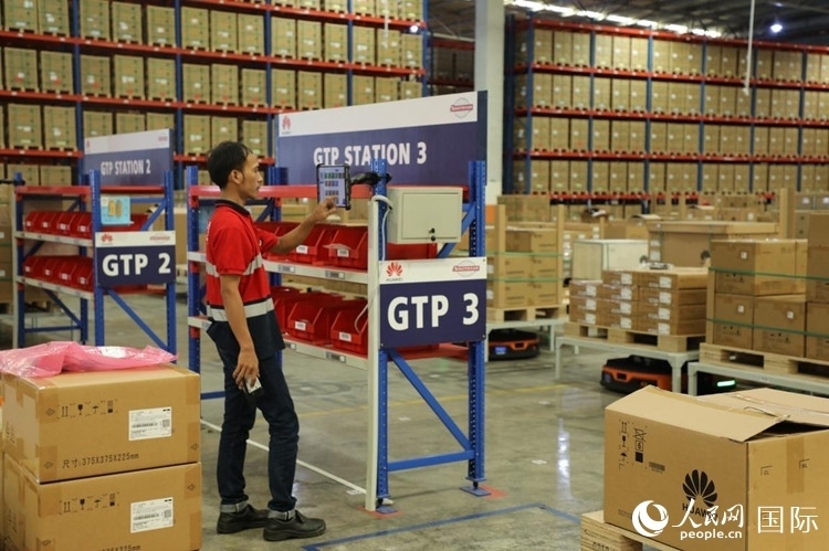 華為5G智能倉庫里，工作人員正在利用智能系統(tǒng)辦公。人民網(wǎng)記者 曹師韻攝