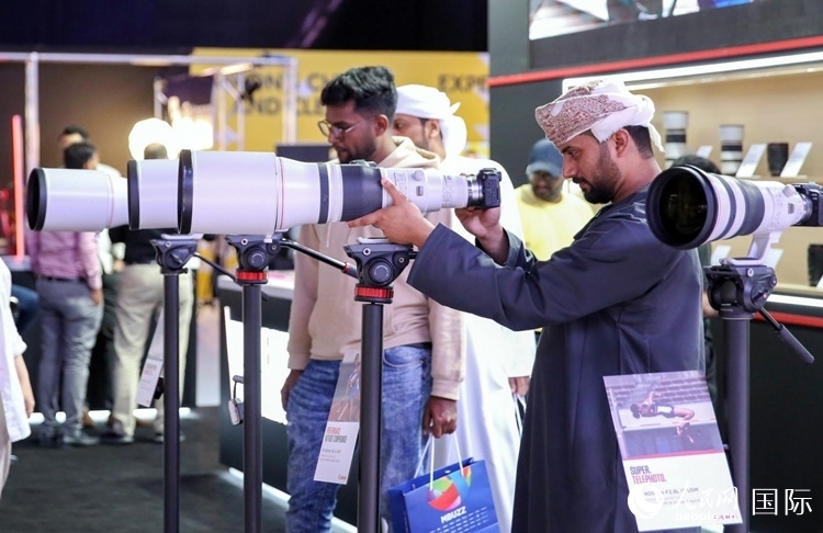 參觀者在體驗攝影設(shè)備。人民網(wǎng)塔里克·易卜拉欣攝