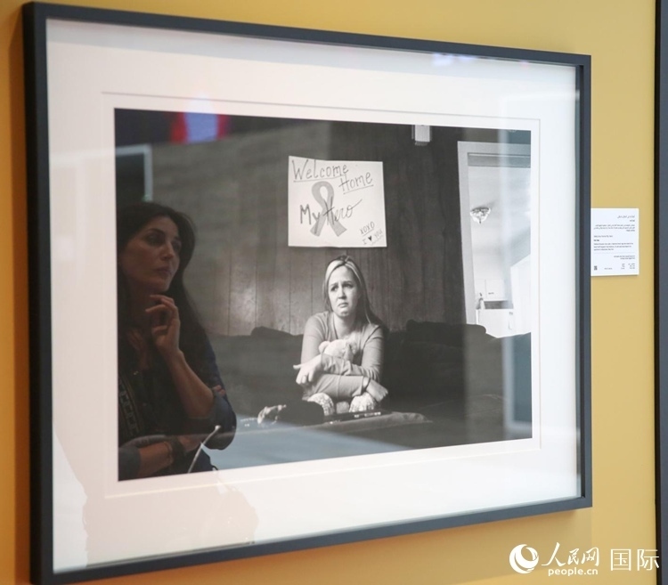 一名觀眾在觀賞攝影作品。人民網(wǎng)塔里克·易卜拉欣攝