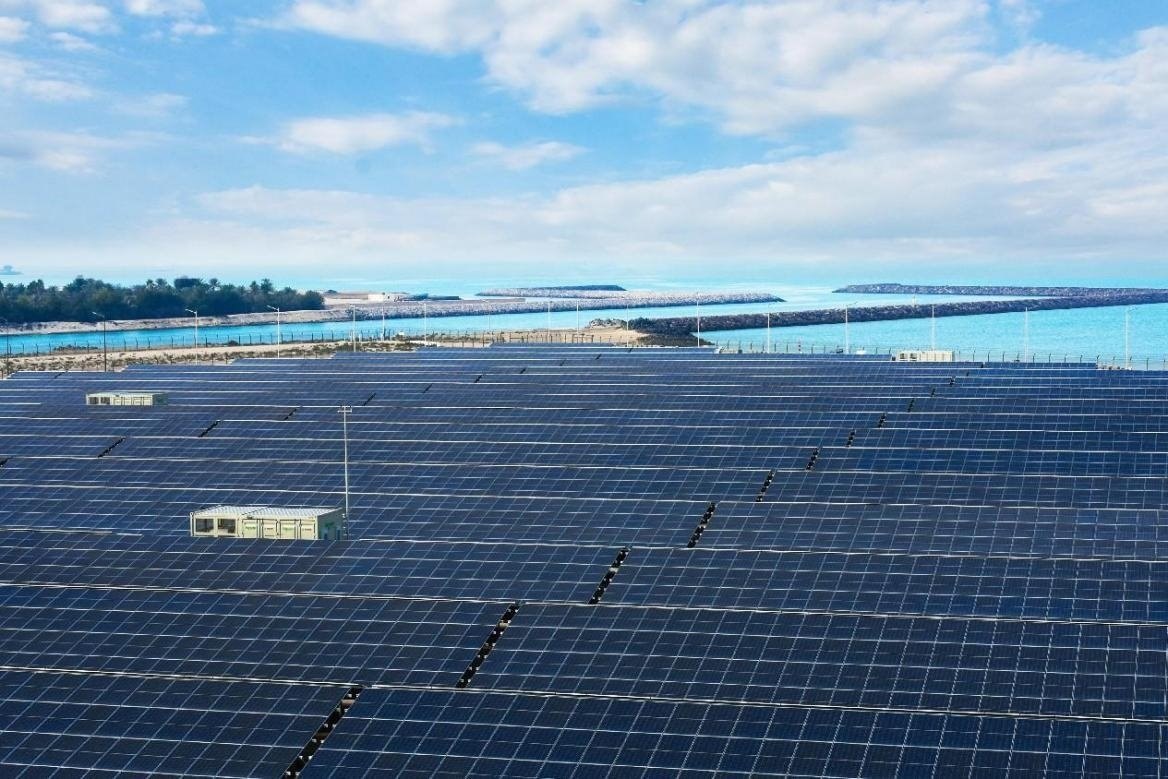 項(xiàng)目廣泛采用光伏補(bǔ)償發(fā)電系統(tǒng)，降低能源消耗。山東電建三公司供圖