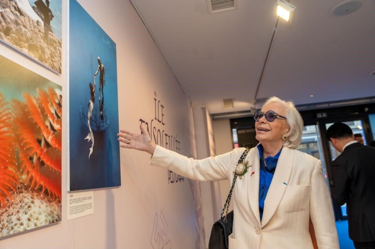 世界旅游組織特別顧問(wèn)瑪麗-皮埃爾·布歇-奧利耶觀看活動(dòng)現(xiàn)場(chǎng)圖片展覽?；顒?dòng)主辦方供圖