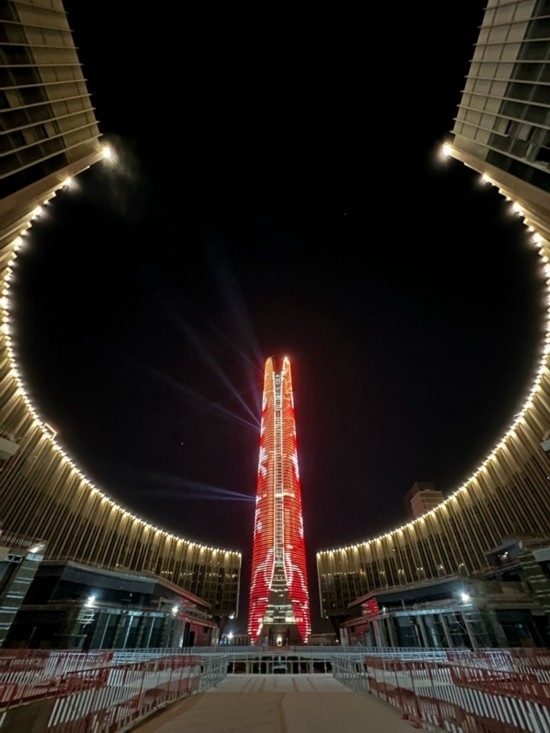  2024年2月9日，埃及開(kāi)羅以東建設(shè)中的埃及新行政首都中央商務(wù)區(qū)項(xiàng)目上演燈光秀，迎接龍年春節(jié)。新華社發(fā)（黎炳宏攝）