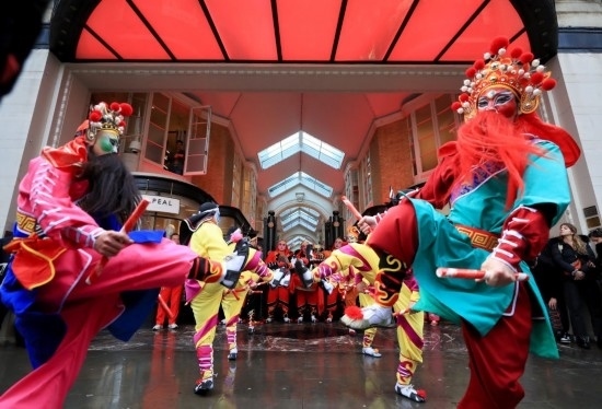  2024年2月10日，來(lái)自廣東普寧的英歌舞團(tuán)演員在英國(guó)倫敦伯靈頓拱廊街表演英歌舞。新華社記者 李穎 攝