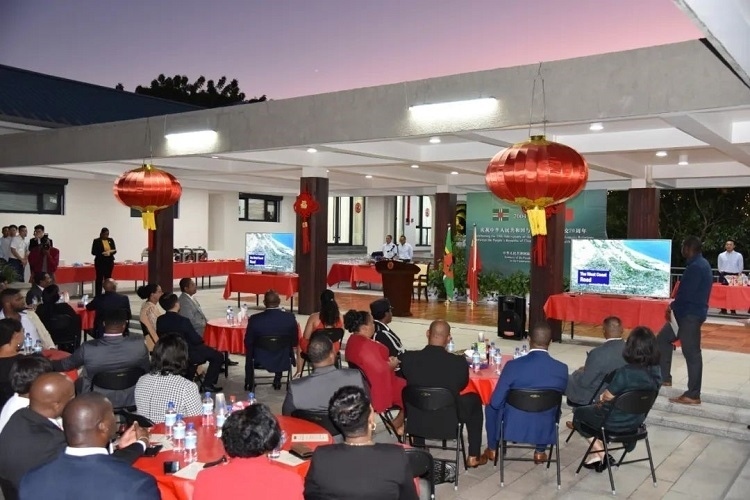 當(dāng)?shù)貢r(shí)間3月13日，慶祝中國(guó)與多米尼克建交20周年招待會(huì)在中國(guó)駐多大使館舉行。中國(guó)駐多米尼克大使館供圖