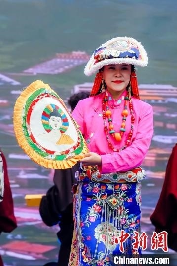 圖為身著民族服飾的演員們展示果洛特色產(chǎn)品。 果洛州文體旅游廣電局 供圖