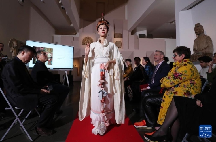3月13日，在位于法國巴黎的吉美國立亞洲藝術(shù)博物館，模特展示敦煌復(fù)原服飾。新華社記者 高靜 攝