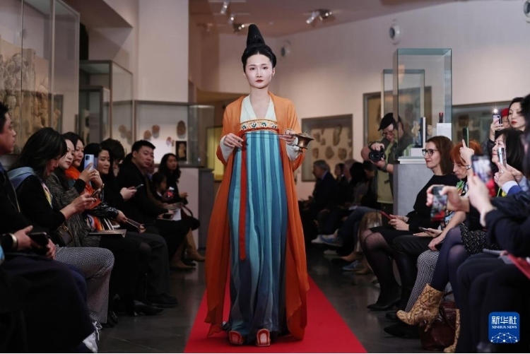 3月13日，在位于法國巴黎的吉美國立亞洲藝術(shù)博物館，模特展示敦煌復(fù)原服飾。新華社記者 高靜 攝