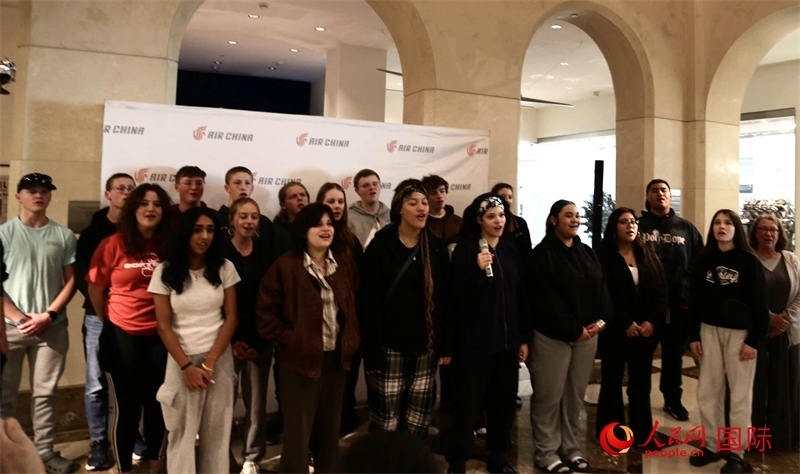 全體美國高中生合唱《希望的田野》。人民網(wǎng)記者 鄧圩攝