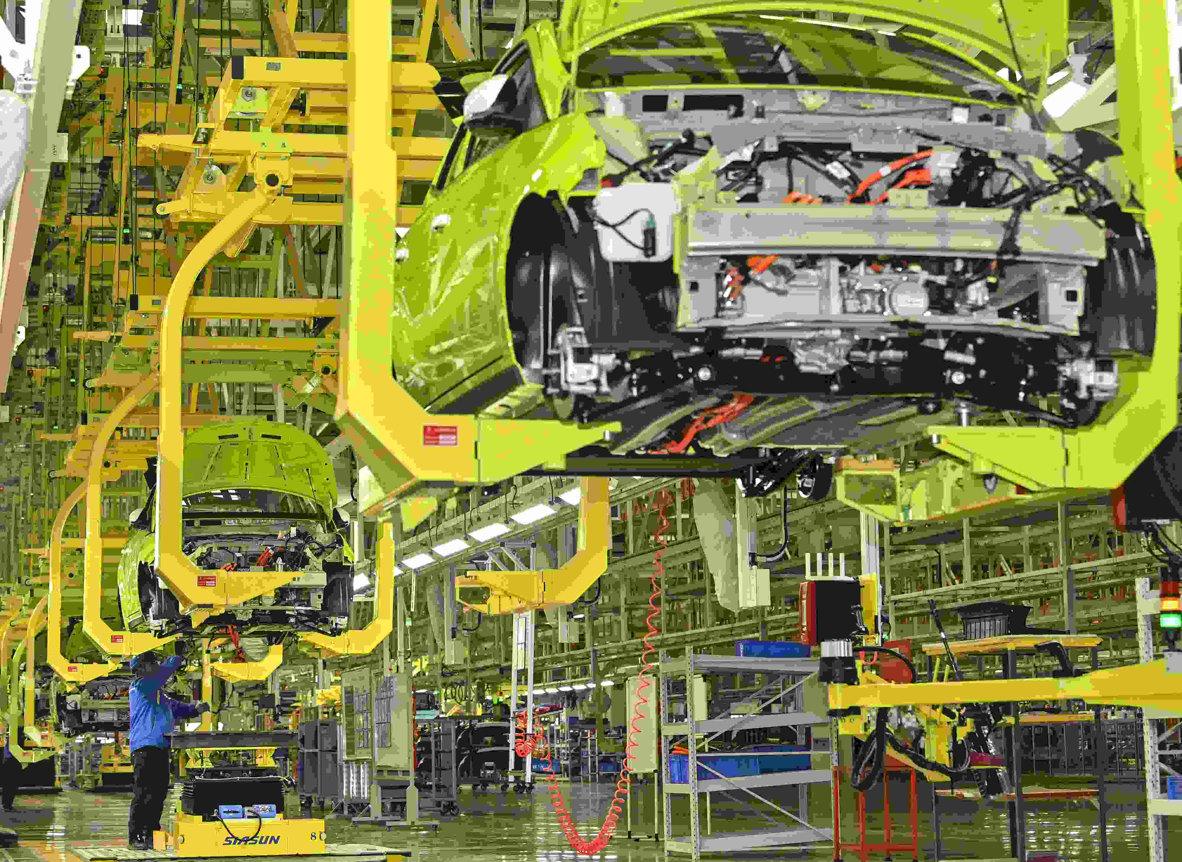 △ 2024年2月27日，一家新能源汽車公司的總裝車間生產線上，工人正在加緊生產趕訂單。